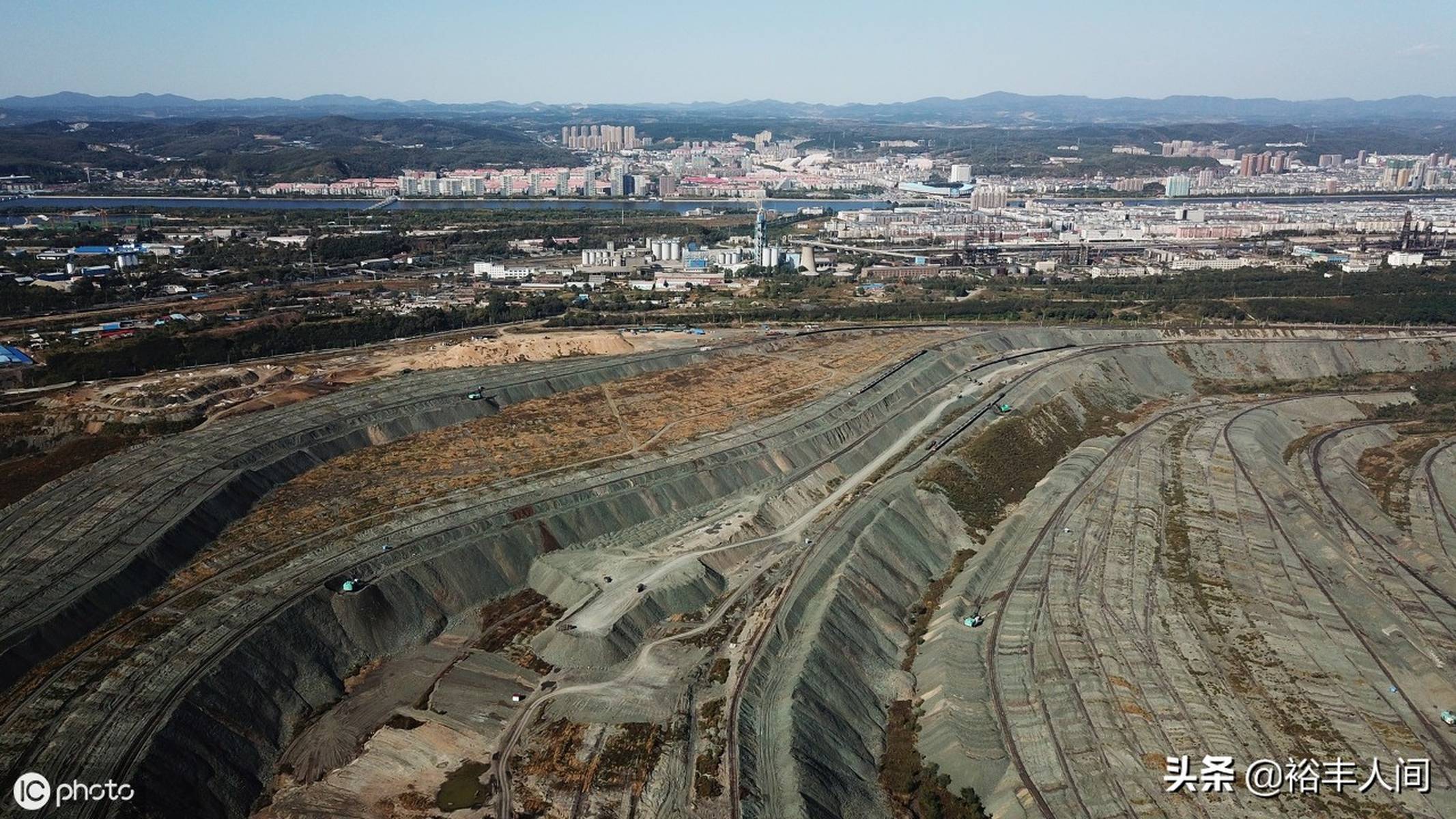 資源枯竭的&ldquo;亞洲最大礦坑&rdquo;,曾是&ldquo;搖錢樹&rdquo;,如今變成深溝險(xiǎn)壑