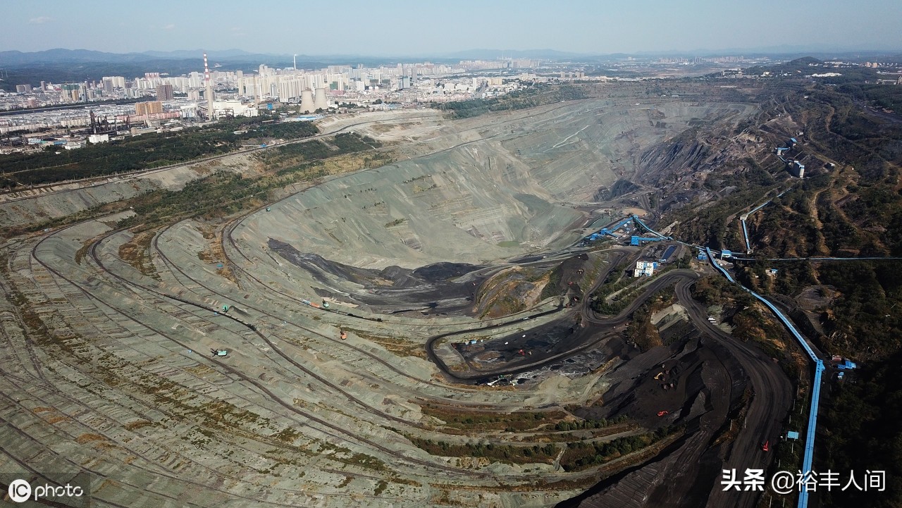 資源枯竭的&ldquo;亞洲最大礦坑&rdquo;,曾是&ldquo;搖錢(qián)樹(shù)&rdquo;,如今變成深溝險(xiǎn)壑